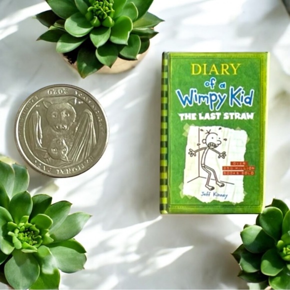 Mini Brands Book Diary of a Wimpy Kid - Picture 1 of 2